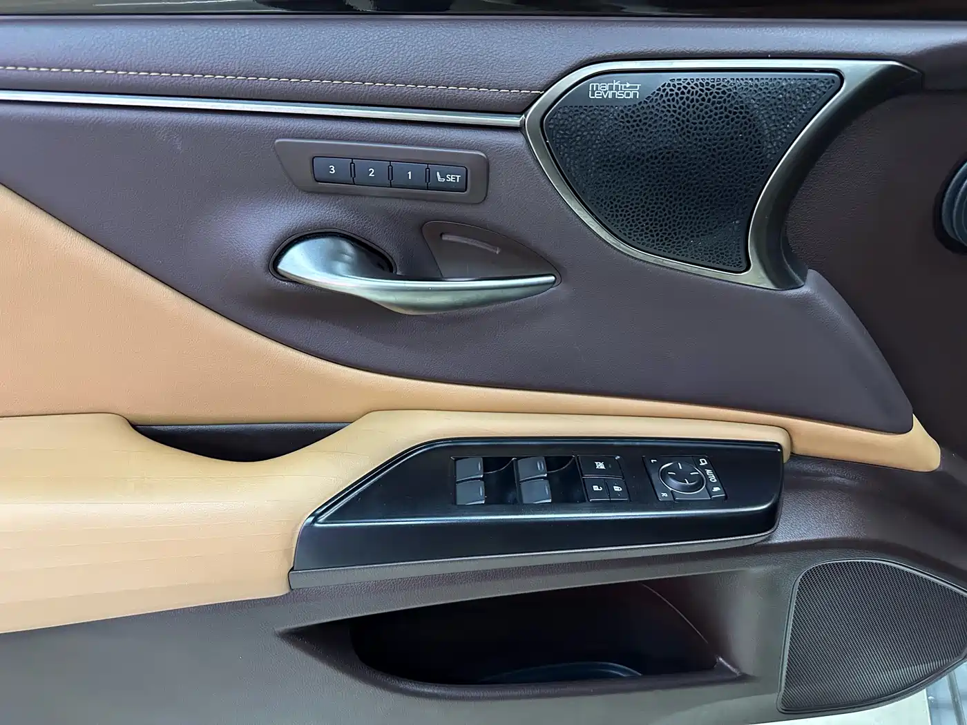 Lexus ES 2020 Model 300h Executive Edition фото 19