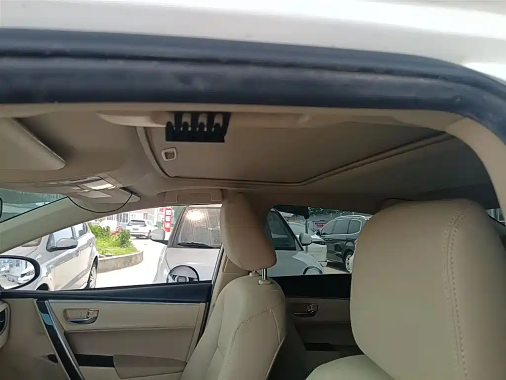 Toyota Corolla 2014 1.6L CVT GL-i фото 18