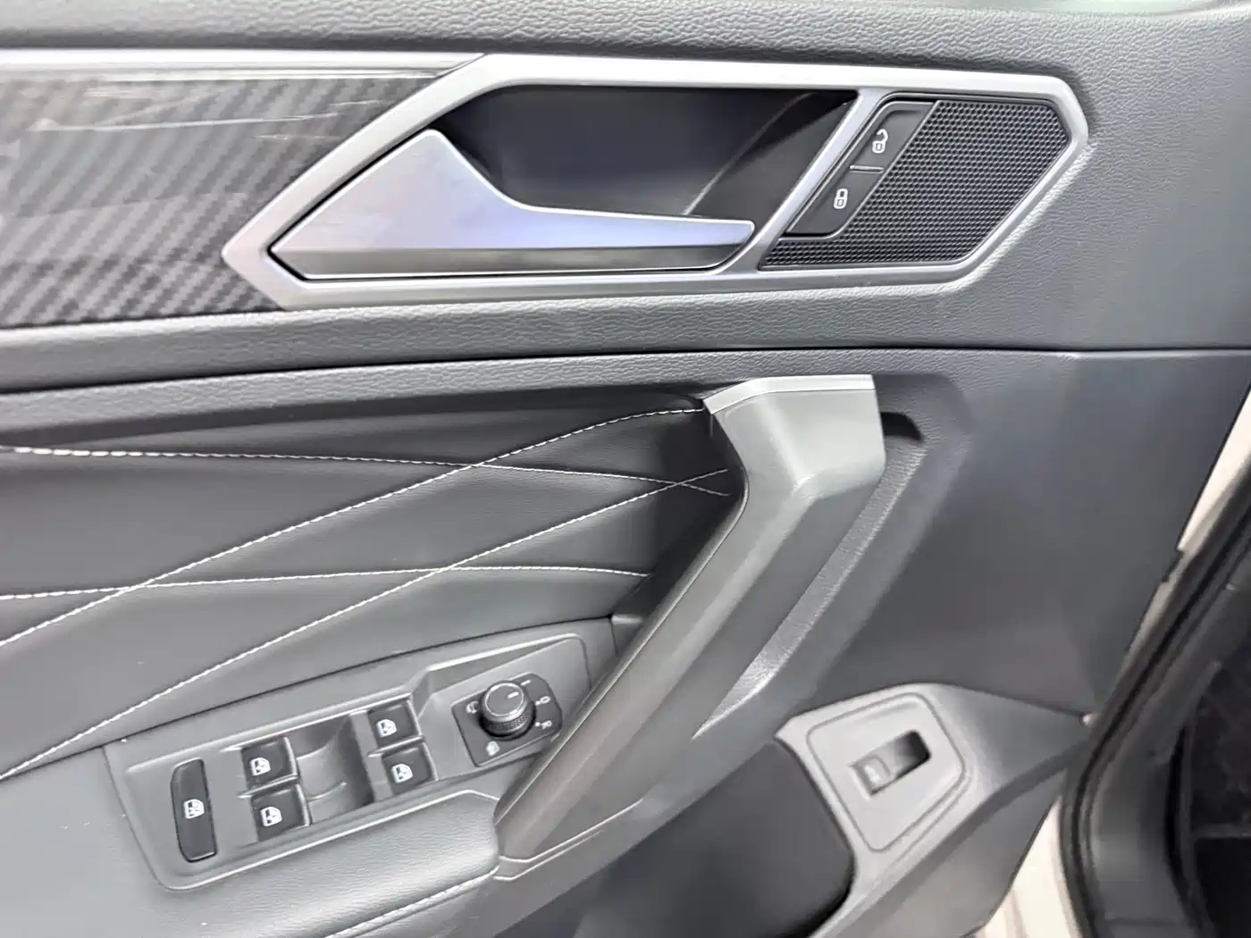 Volkswagen Tiguan L 2022 330TSI Auto 2WD R-Line Premium Edition фото 9
