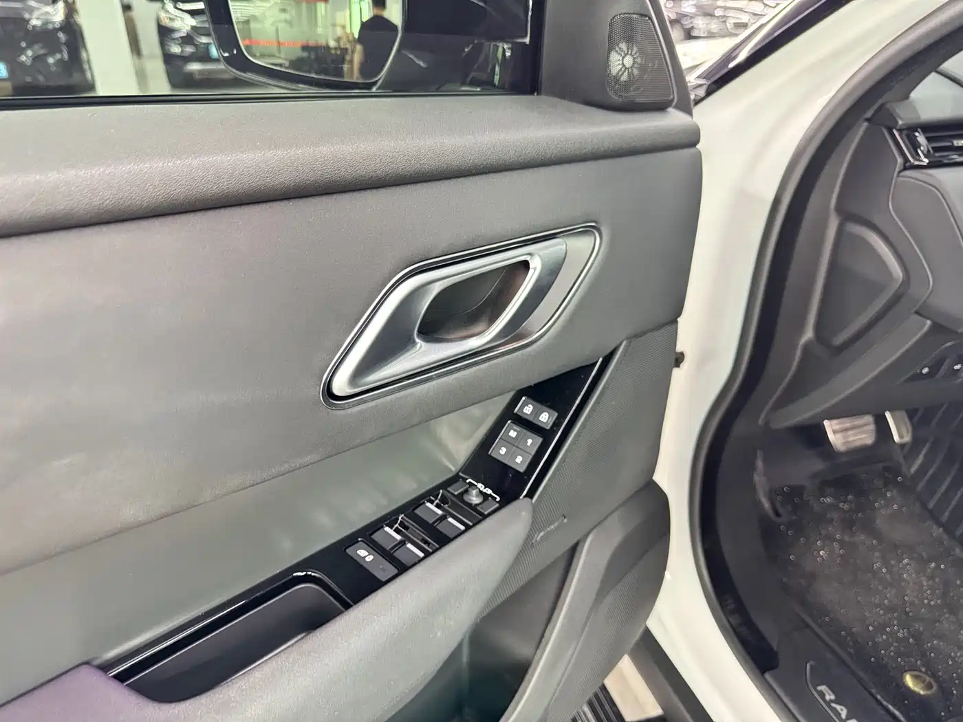Land Rover Range Rover Velar 2025 Dynamic SE фото 16
