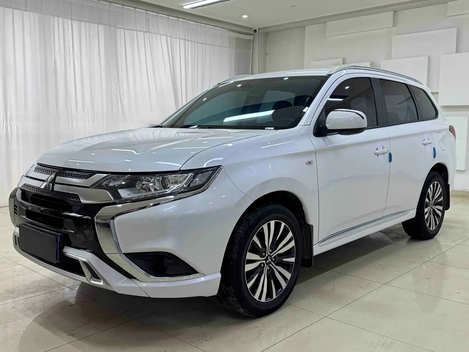 Photo 1 - Mitsubishi Outlander