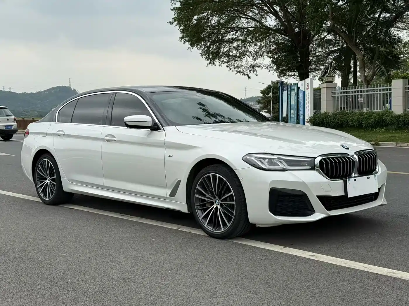 BMW 5 Series 2022 530Li Leading M Sport Package фото 3