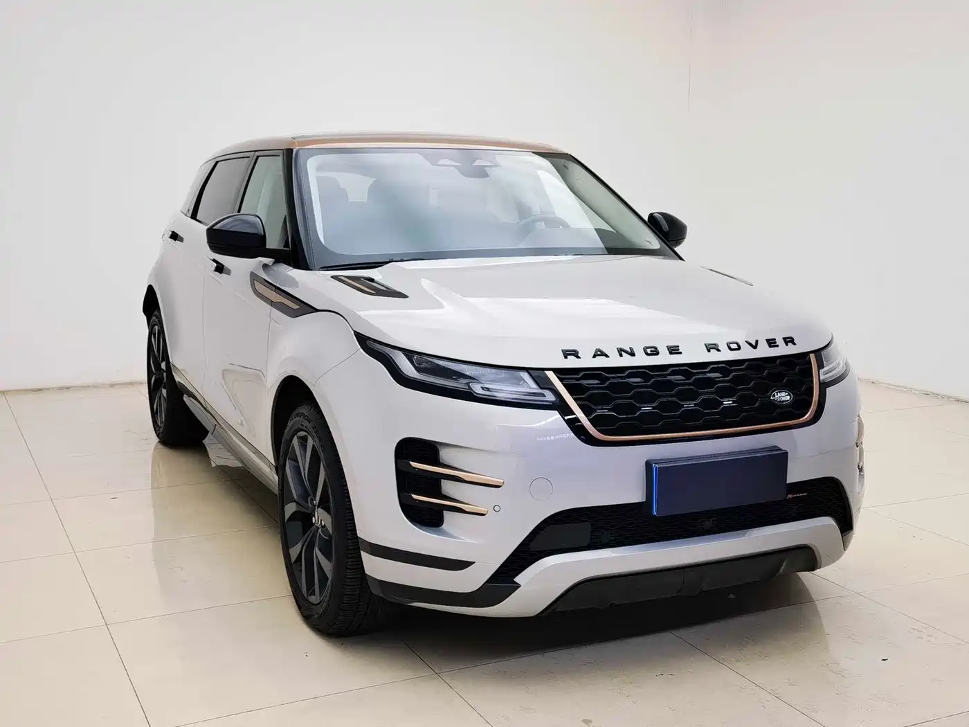 Land Rover Range Rover Evoque 2023 Range Rover Evoque L 249PS Corinthian Bronze Special Edition фото 3