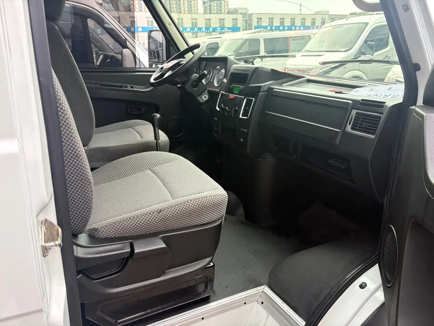 Iveco Daily 2023 2022 2.5T A37 M1 Bus 5-9 Seats Long Wheelbase Medium Roof Dual Tire Sliding Door
