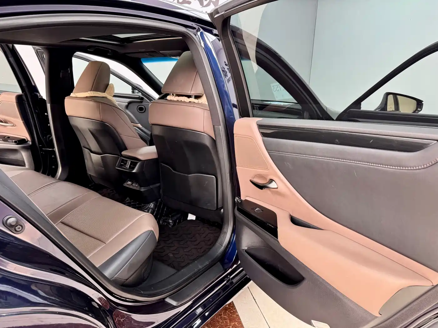 Lexus ES 2022 300h Ultimate Edition фото 11