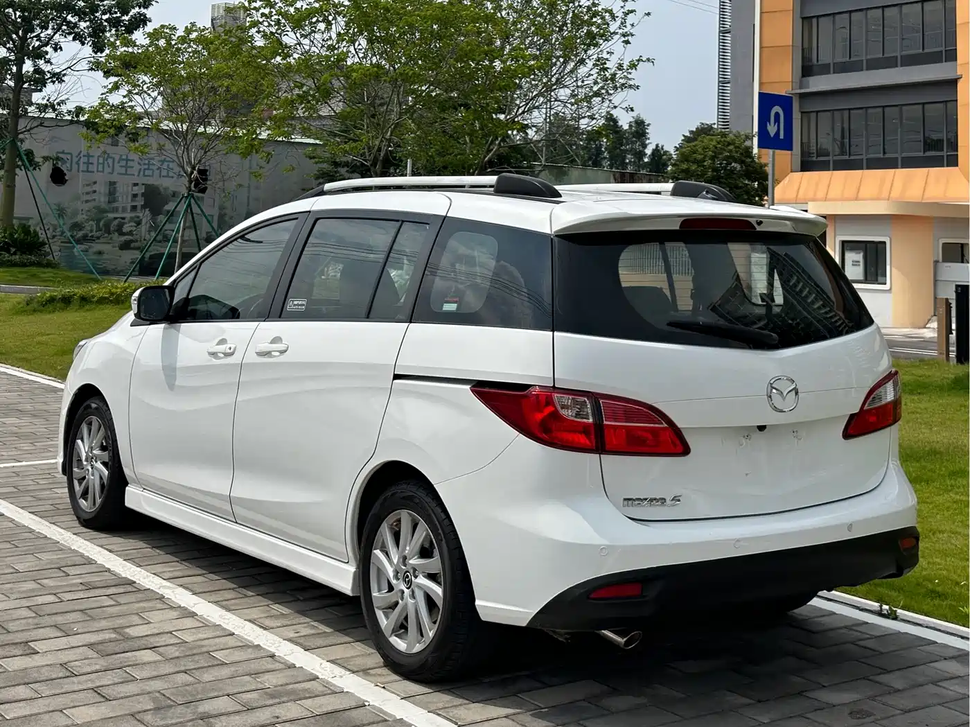 Mazda Mazda5 2014 2013 2.0L Automatic Luxury