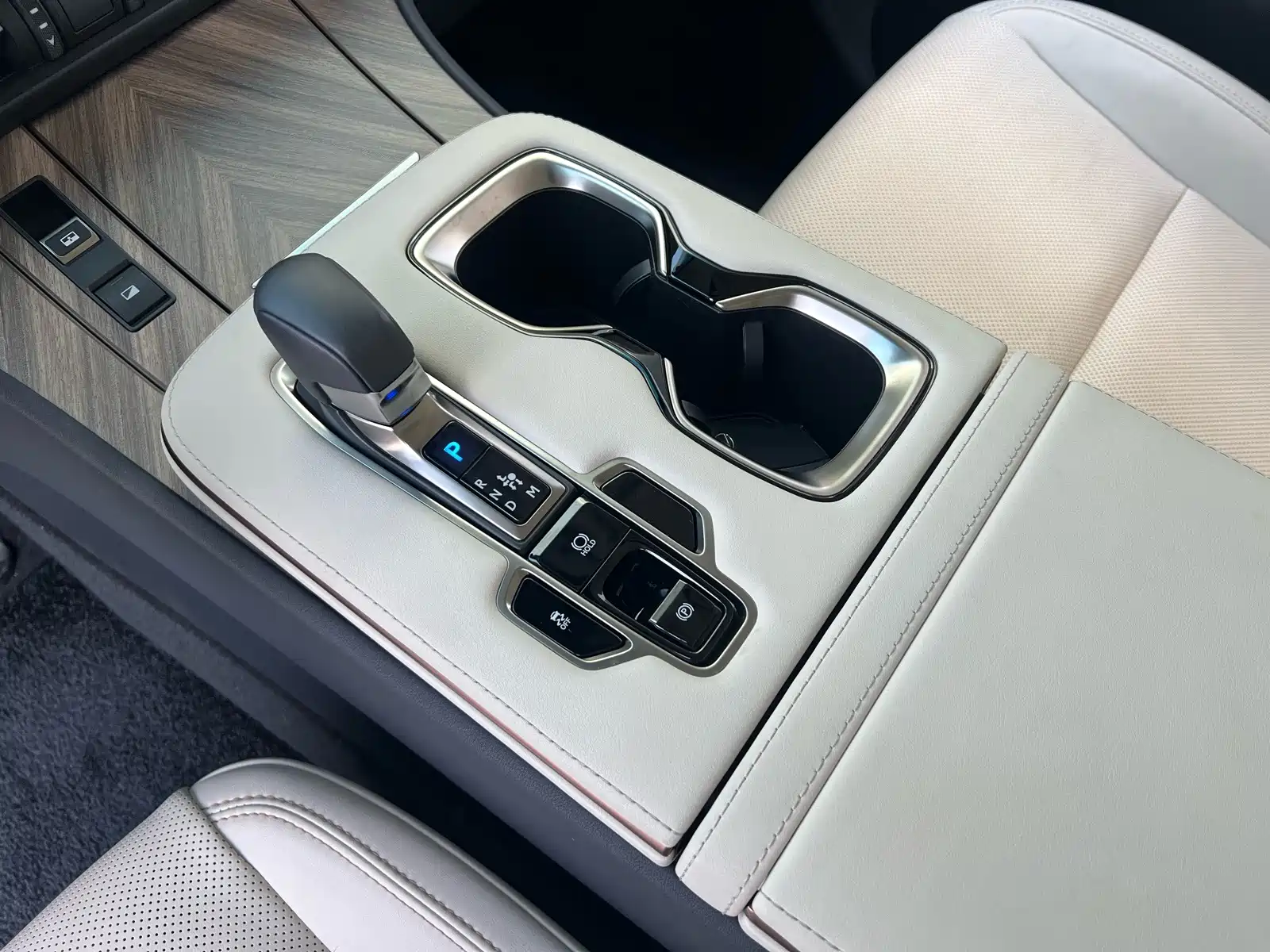 Photo 5 - Lexus LM