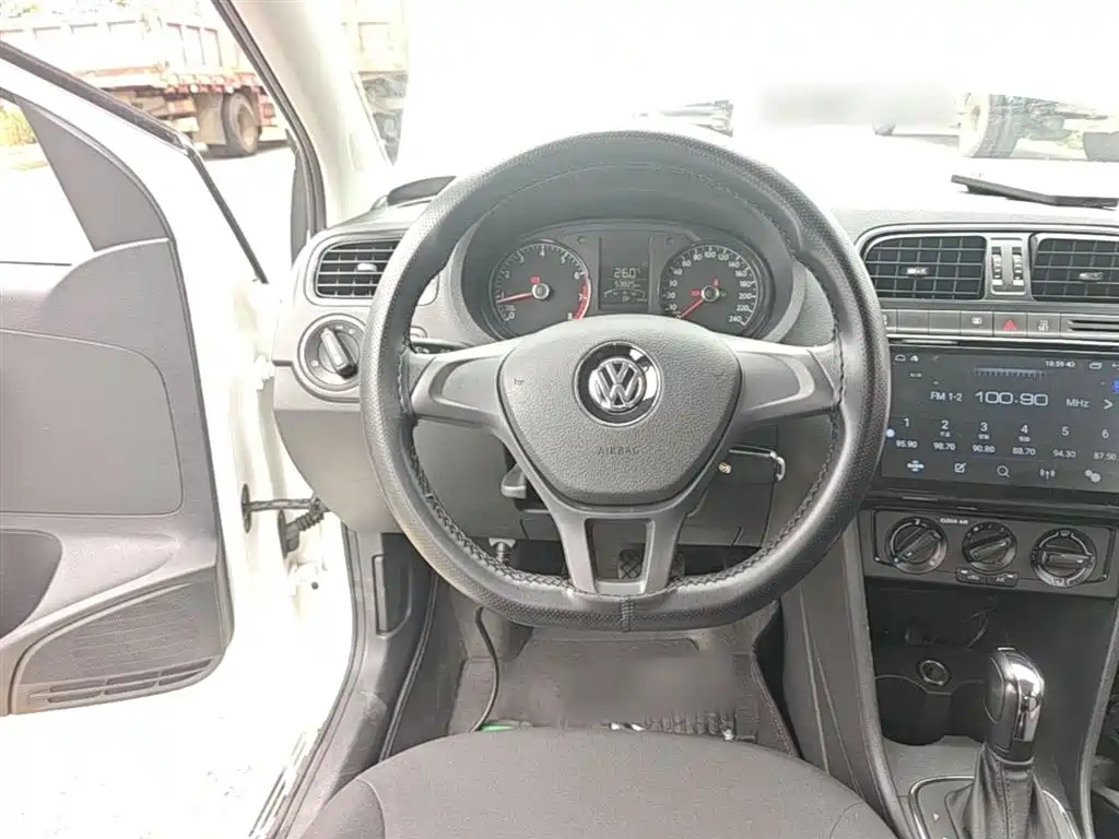 Volkswagen Polo 2018 1.5L Auto Safe Drive фото 11