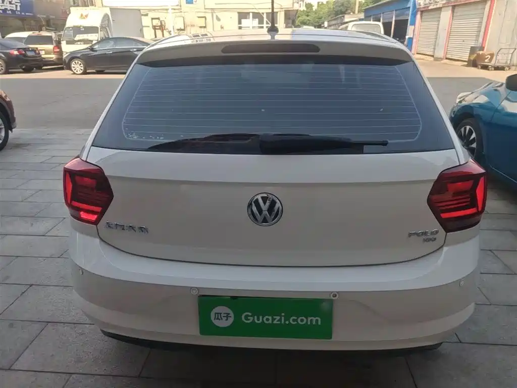 VOLKSWAGEN POLO