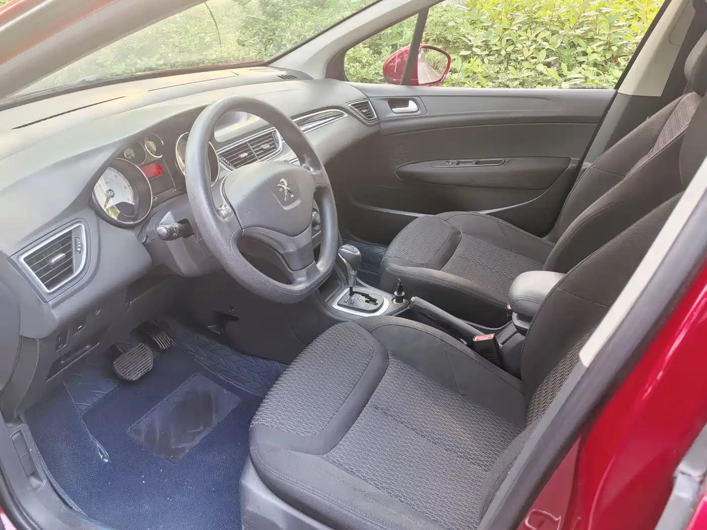 Peugeot 308 2014 Model Joy Edition Classic 1.6L Automatic Superior Style фото 4