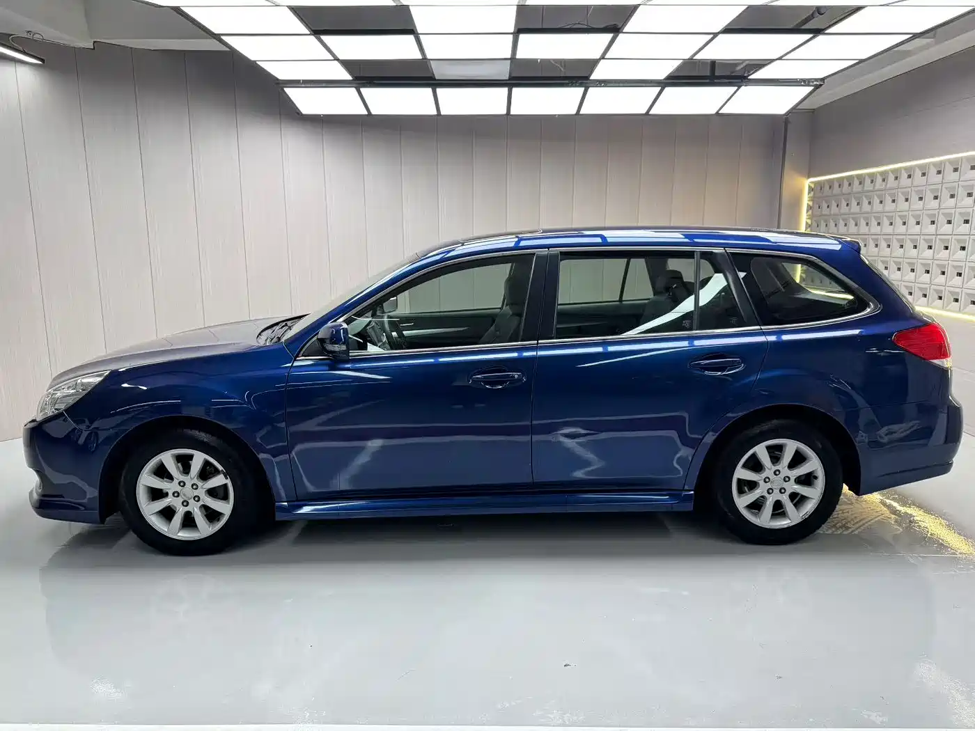 Subaru Legacy 2010 2.0i Luxury Wagon фото 2