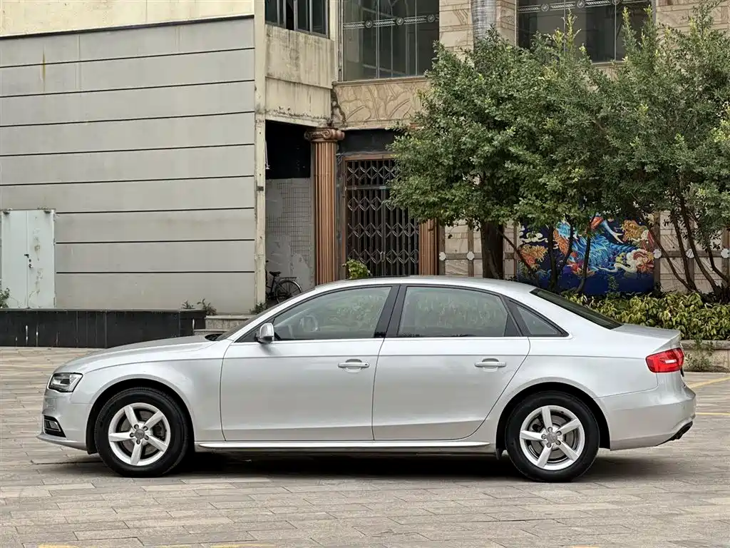 Audi A4L 2013 35 TFSI Automatic Comfort фото 3