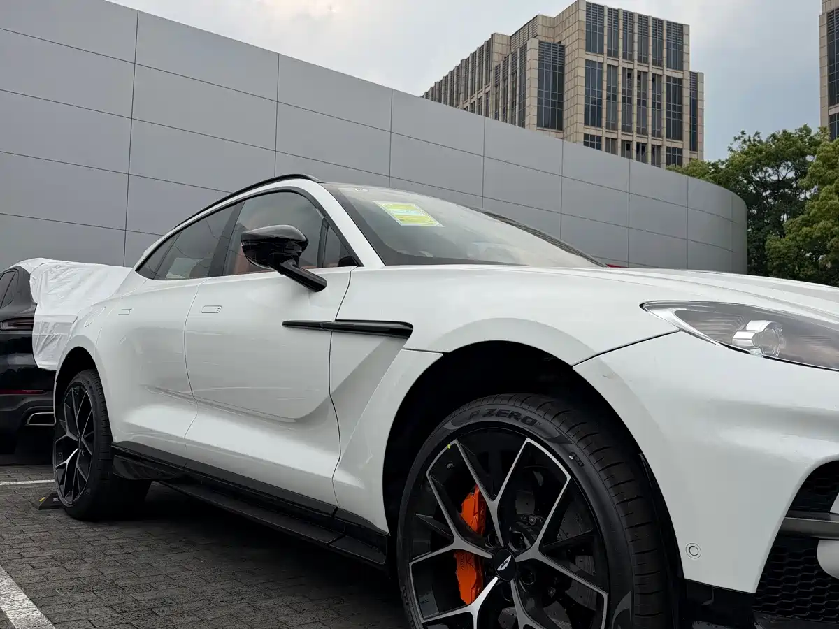 Aston Martin DBX 2026 2025 4.0T V8 707