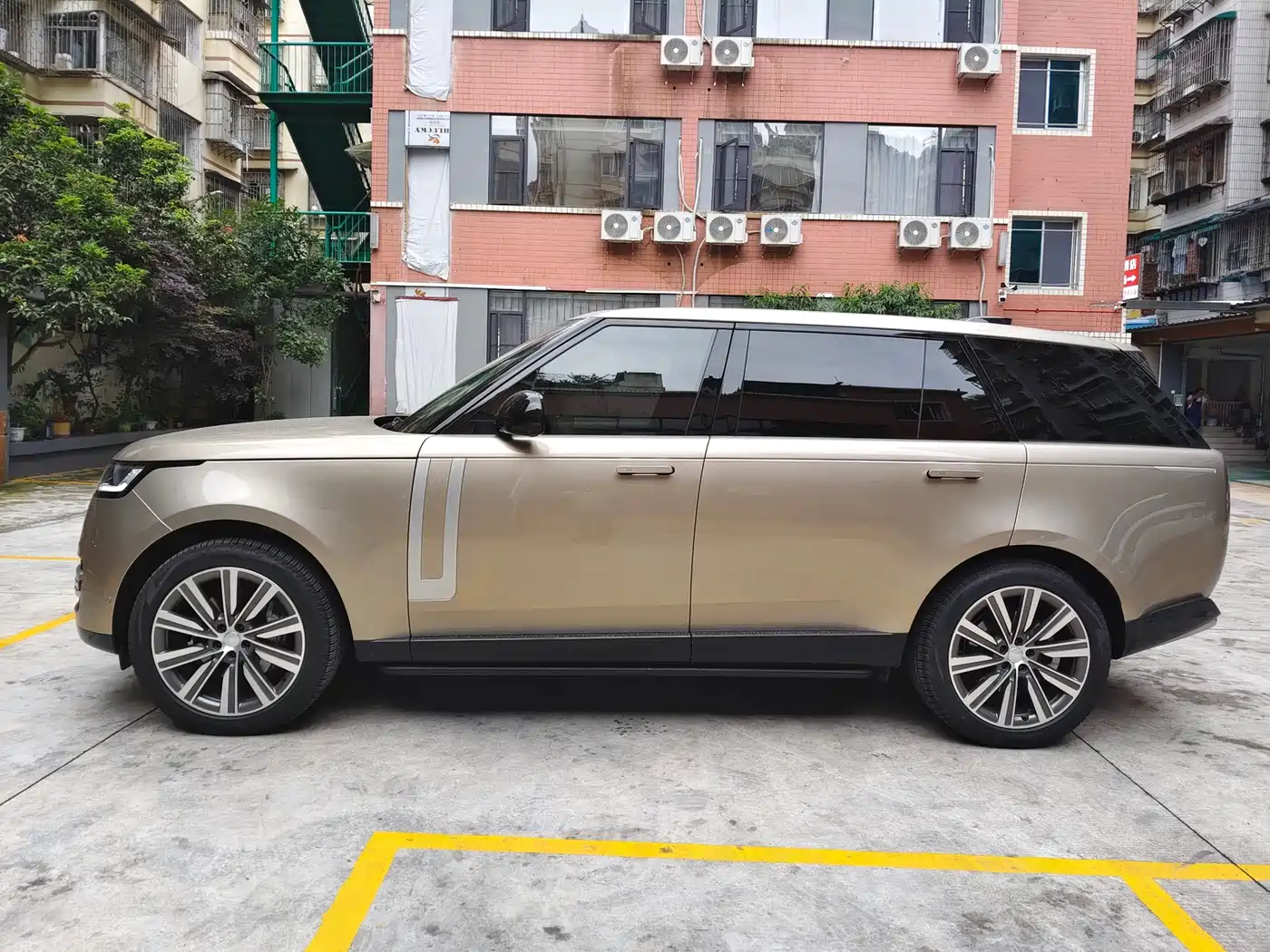 Land Rover Range Rover 2025 3.0 L6 400PS Genesis Extended Wheelbase фото 5