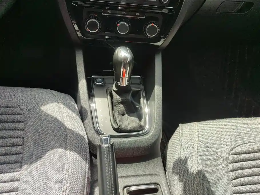 Volkswagen Sagitar 2018 1.6L Automatic Comfort фото 16