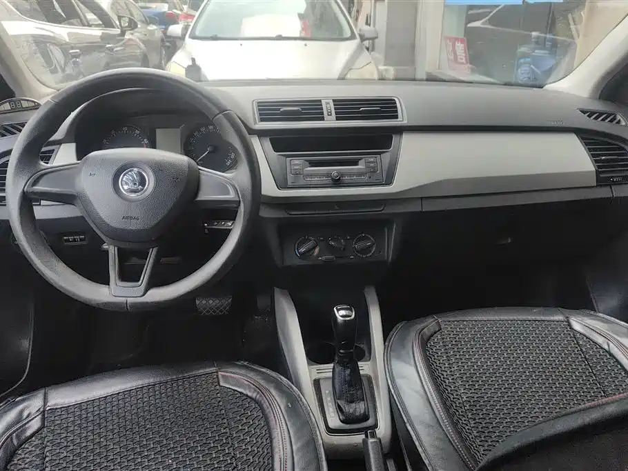 Škoda Fabia 2015 1.4L Automatic Advance Edition фото 12