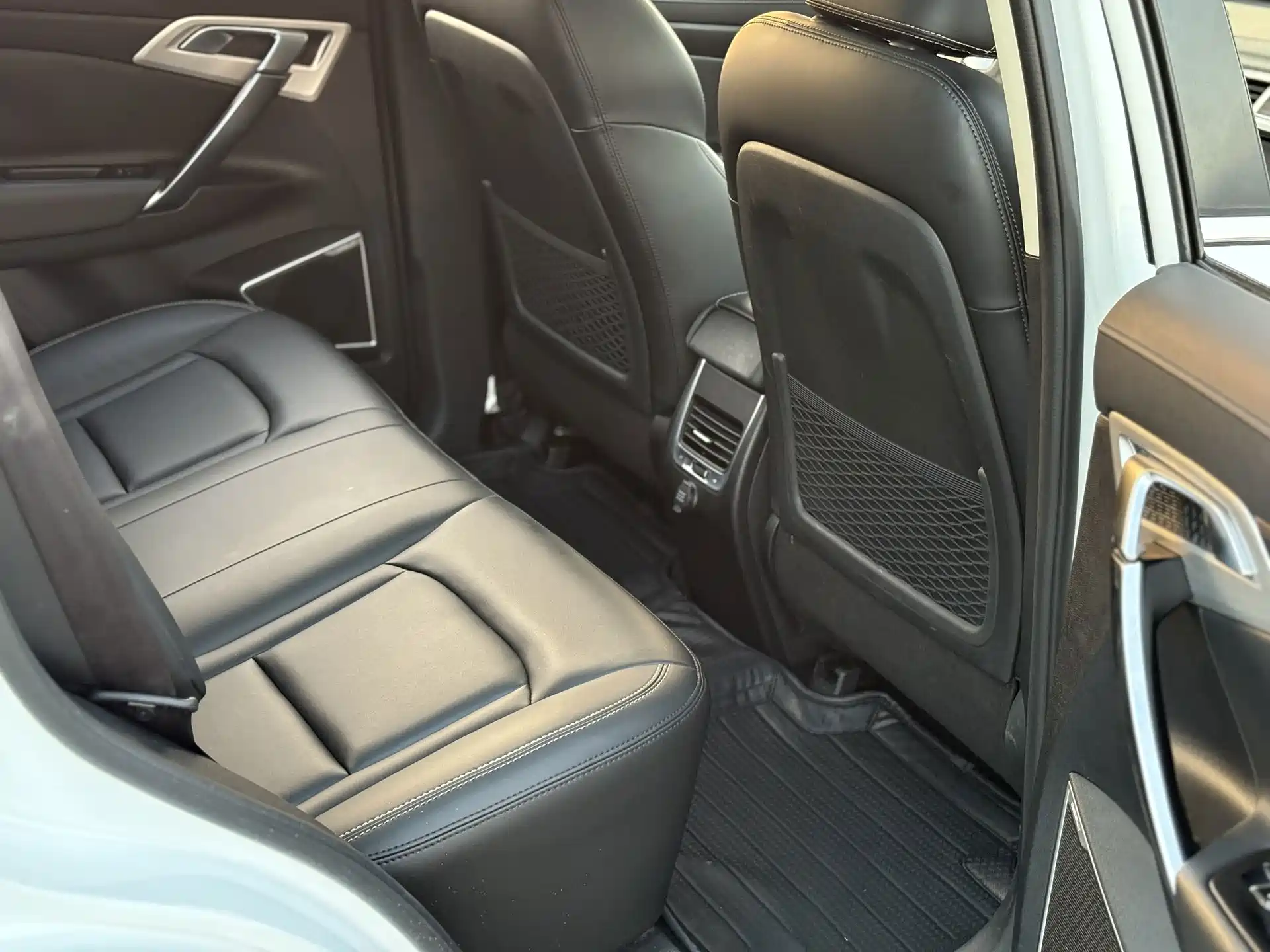 Фото 5 - Geely Atlas