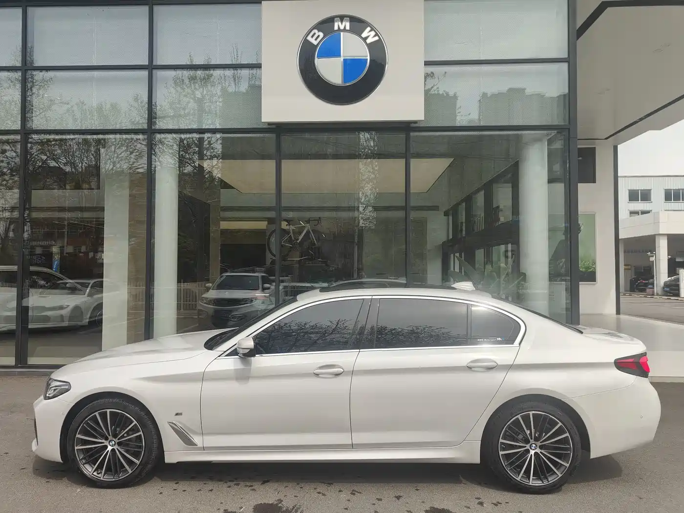 BMW 5 Series 2023 530Li Leading M Sport Package фото 3