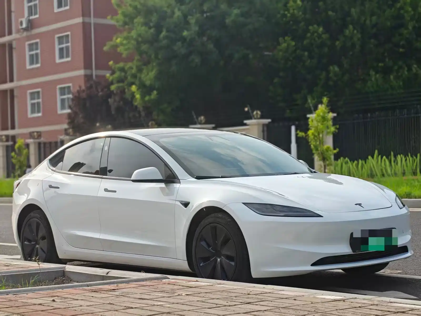 Фото 2 - Tesla Model 3