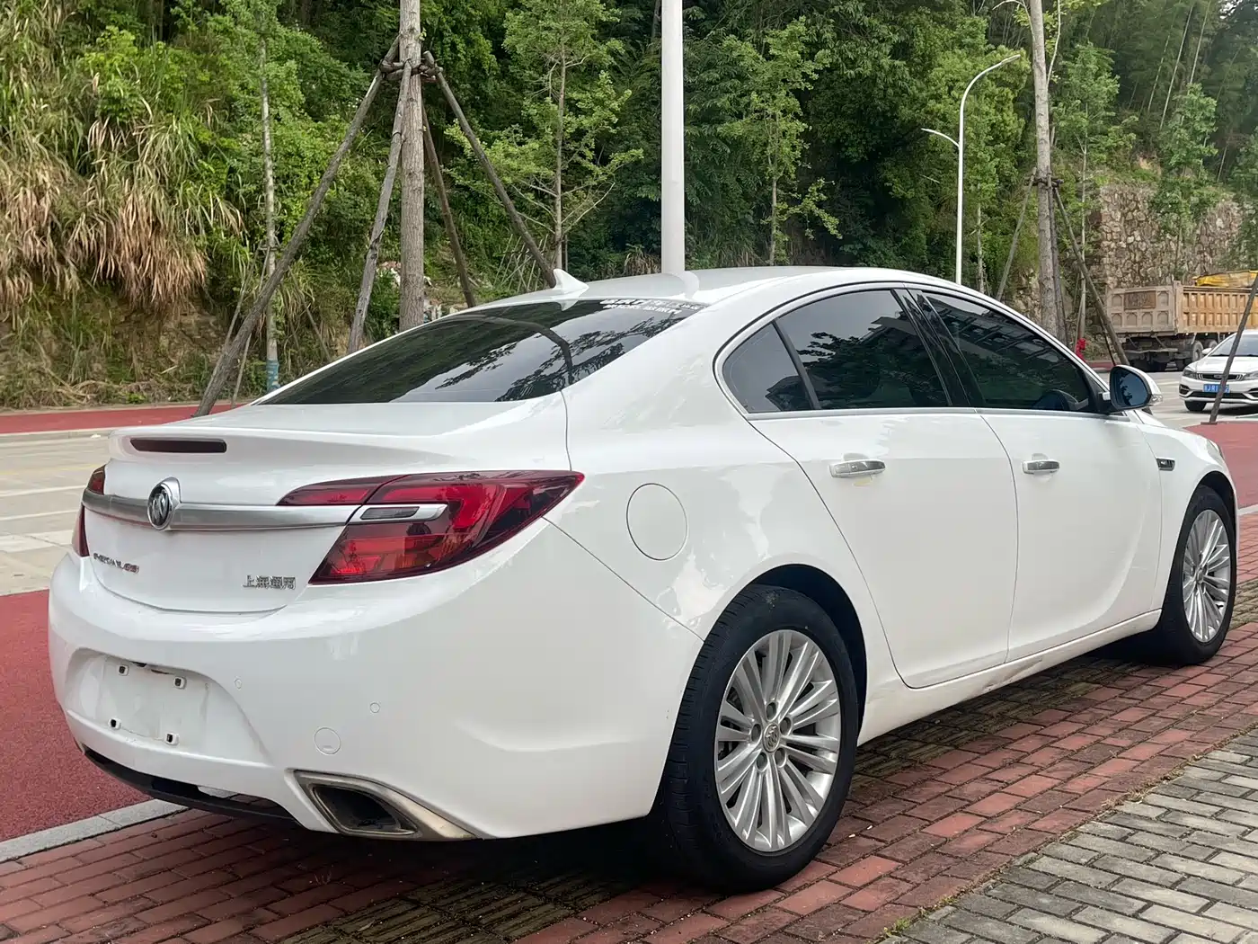 Photo 4 - Buick Regal