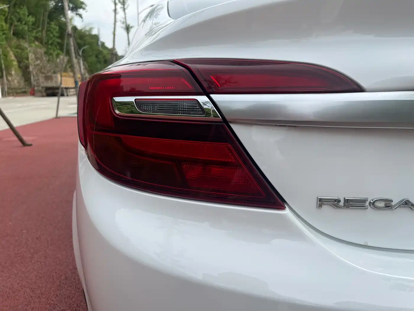 Photo 13 - Buick Regal