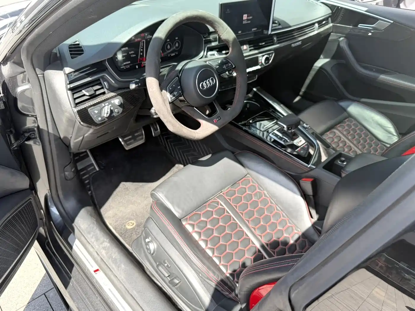 Audi RS 5 2023 Model RS 5 2.9T Sportback Dark Gold Edition фото 4