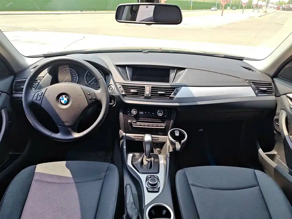 BMW X1 2013 sDrive18i Leading фото 12