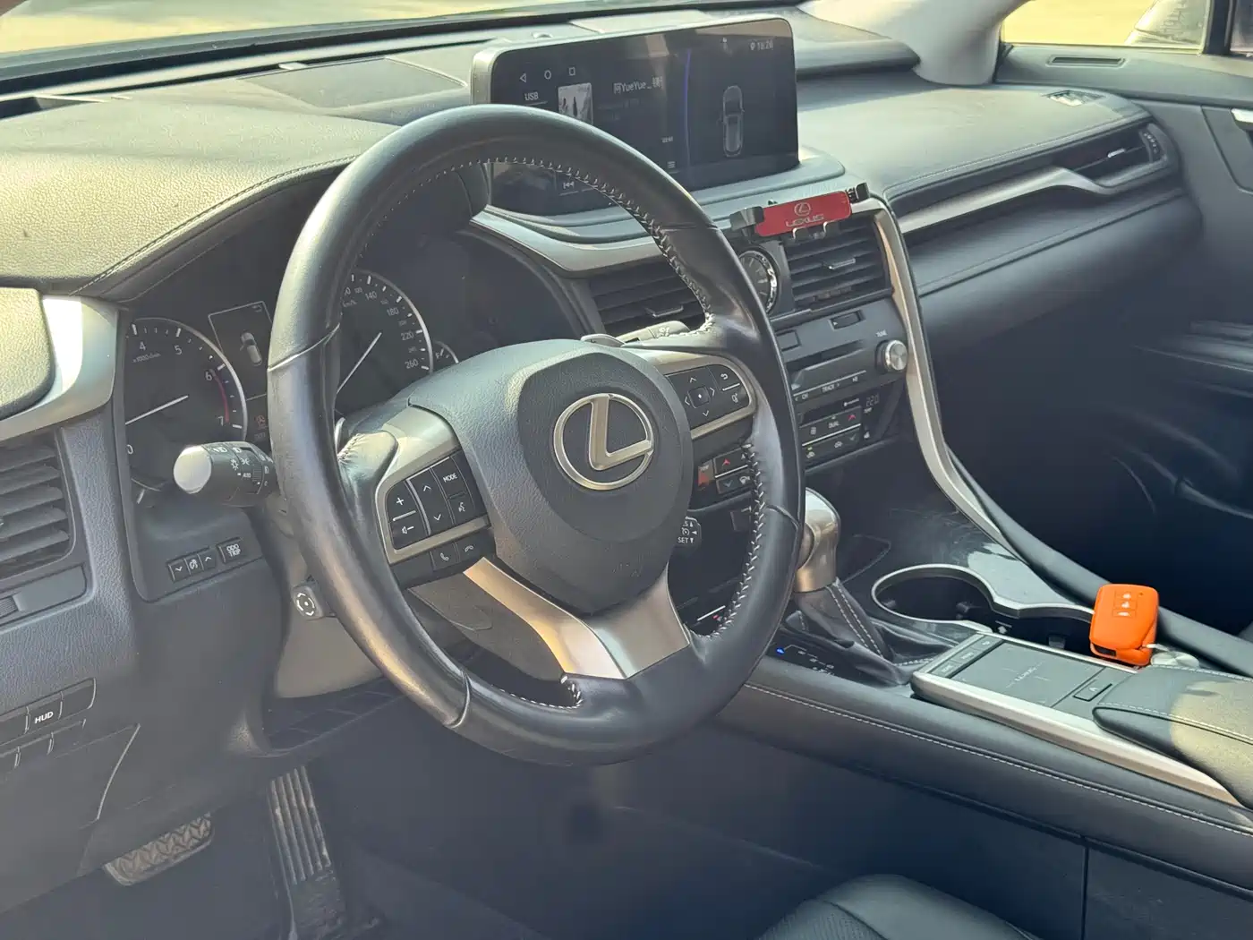 Фото 10 - Lexus RX