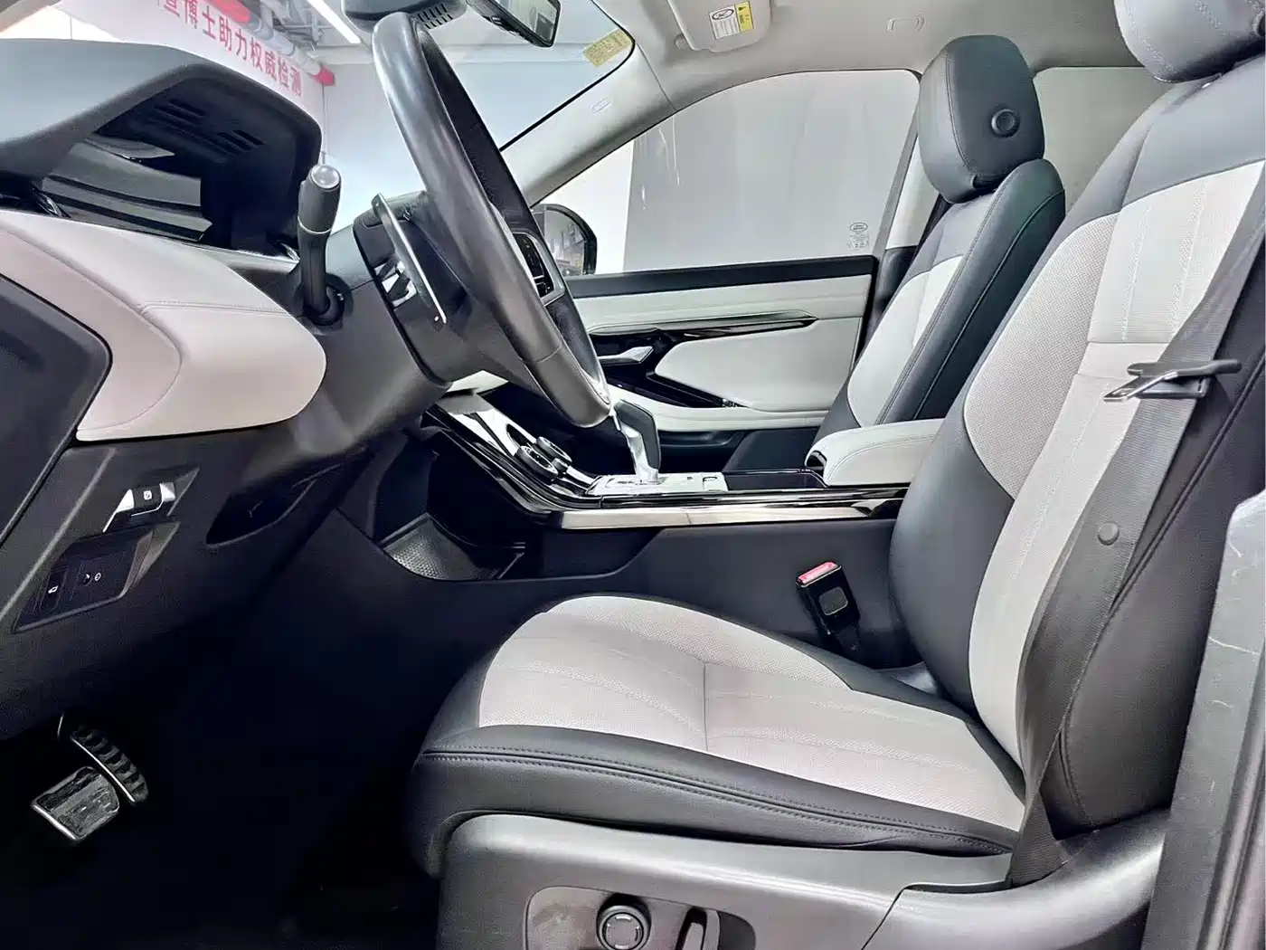 Land Rover Range Rover Evoque 2023 Range Rover Evoque L 249PS Luxury Edition фото 4