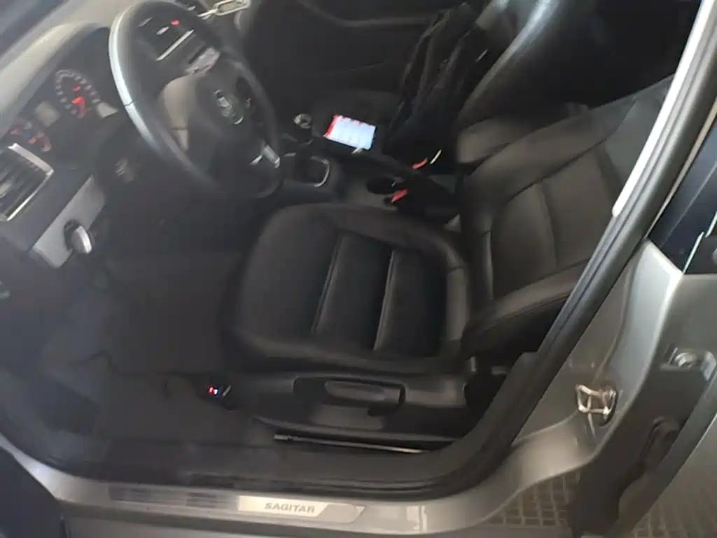Volkswagen Sagitar 2014 Facelift 1.6L Manual Comfort фото 15