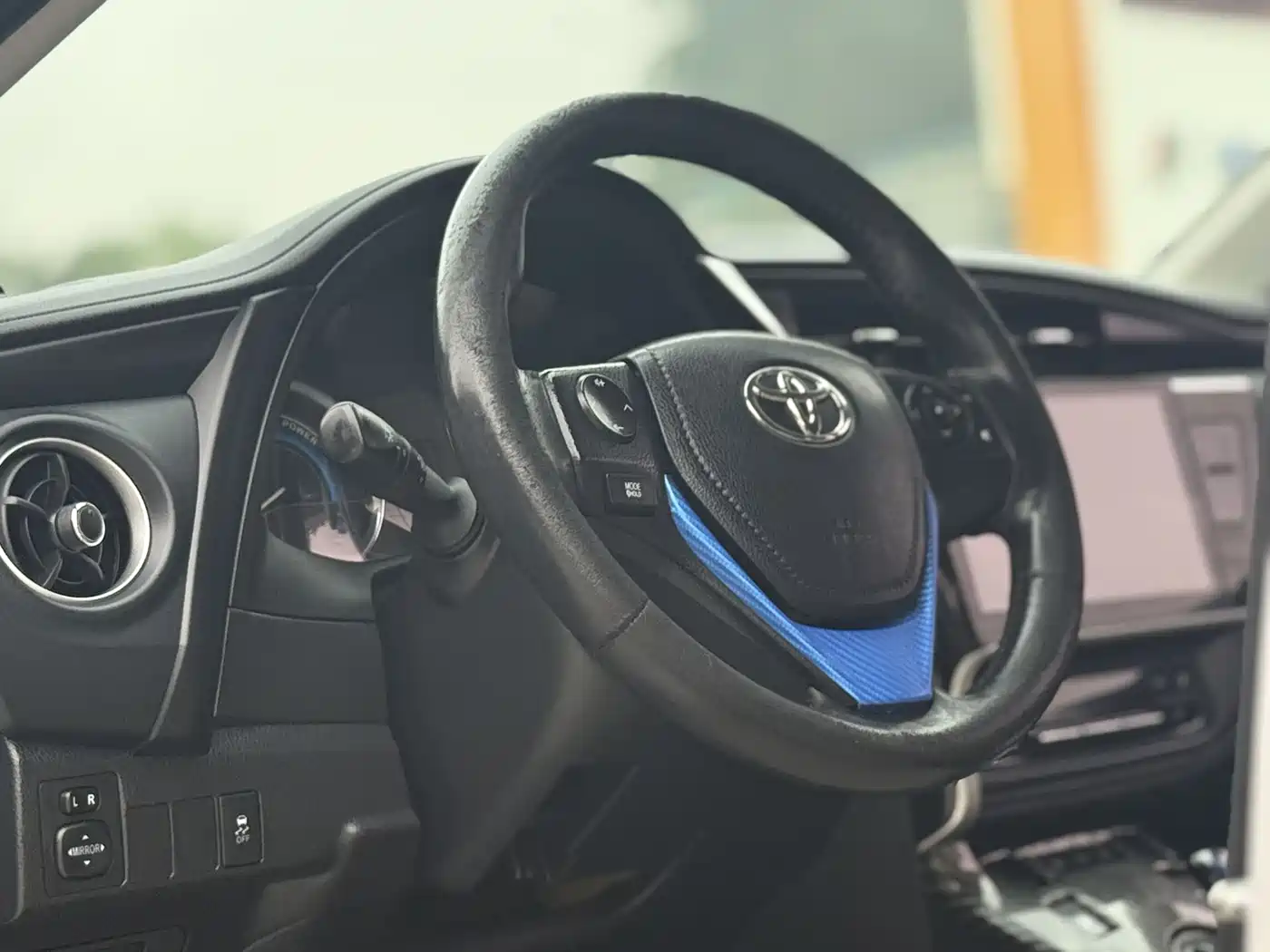 Toyota Corolla 2017 Facelift Hybrid 1.8L E-CVT Leading Edition фото 11