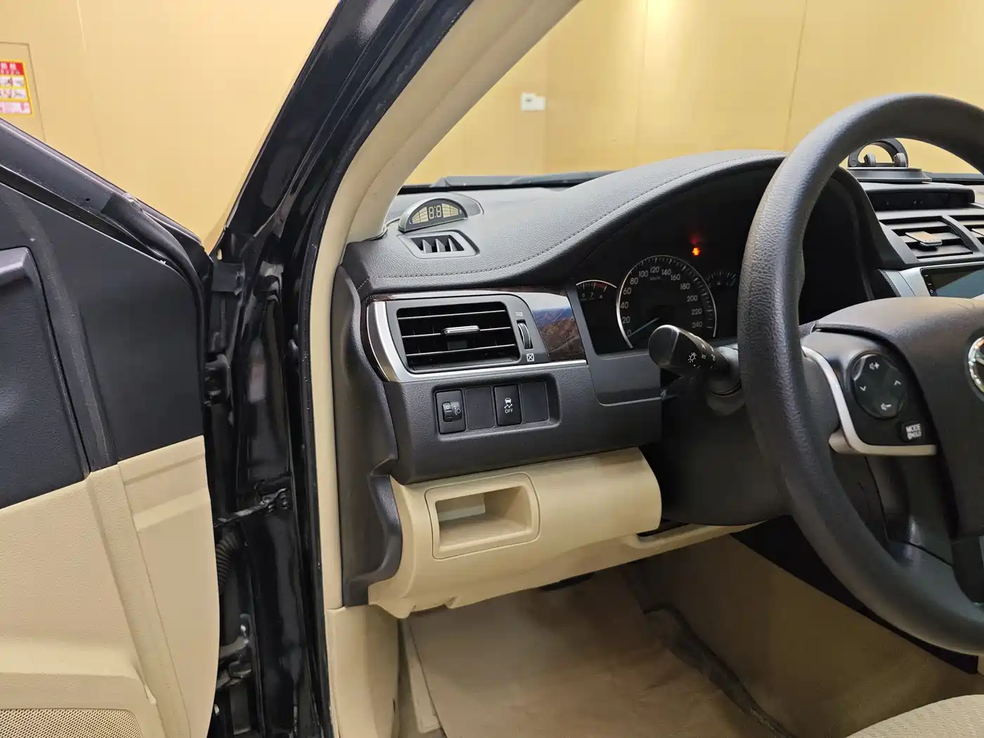 Toyota Camry 2016 2.0E 10th Anniversary Elite Edition фото 12
