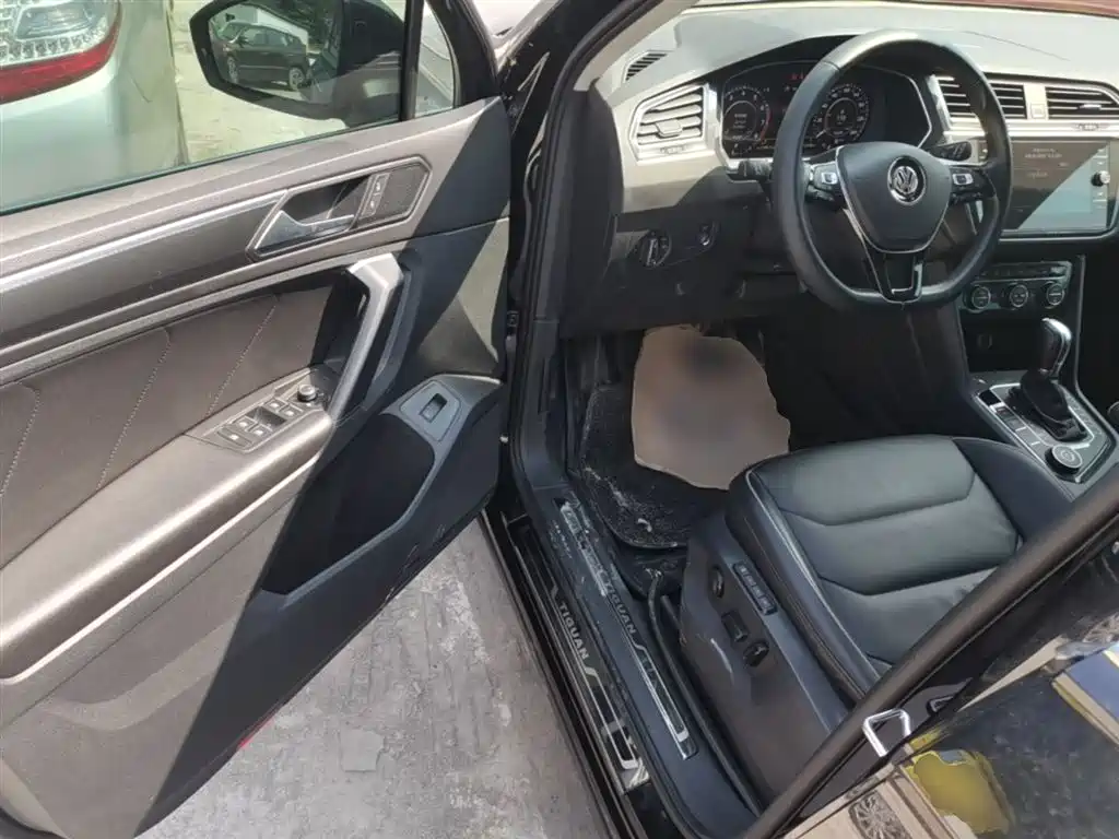 VOLKSWAGEN TIGUAN