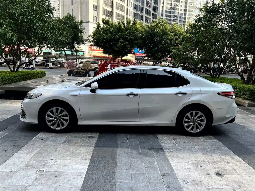 Toyota Camry 2021 Hybrid 2.5HGVP Leading Edition фото 4