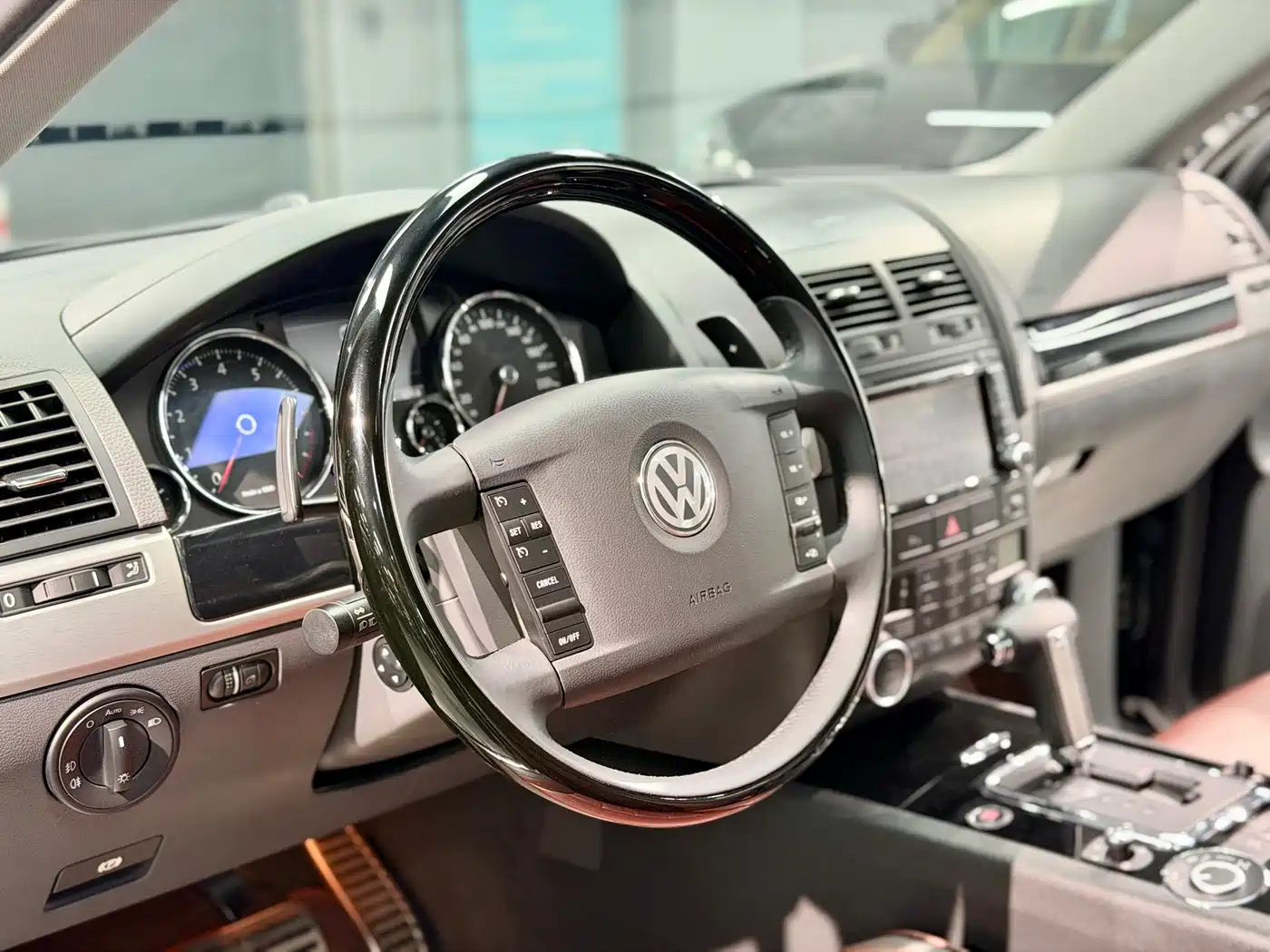Volkswagen Touareg 2008 6.0 W12 Top Model фото 10