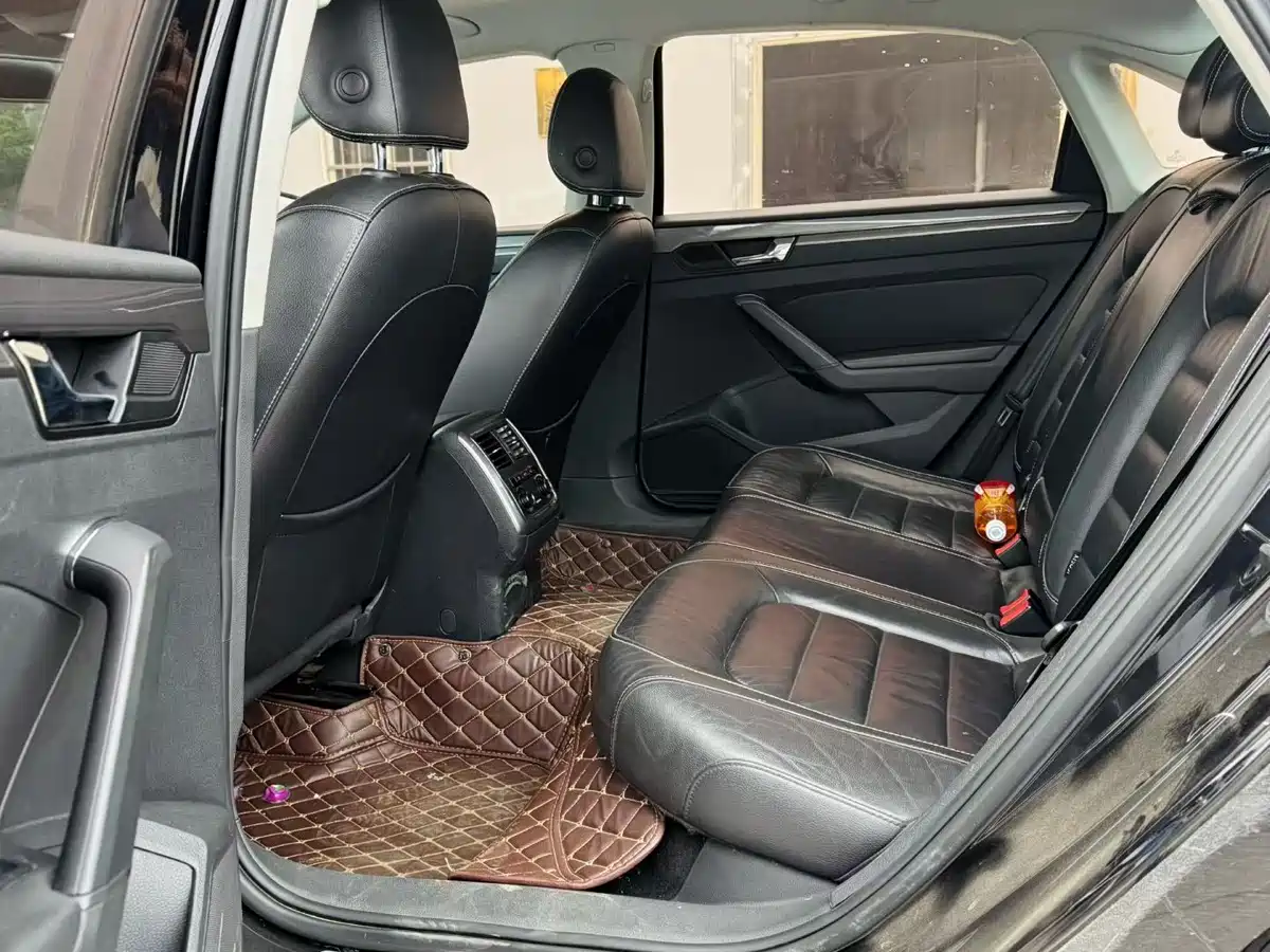 Volkswagen Passat 2015 1.8TSI DSG Elegance Edition фото 5