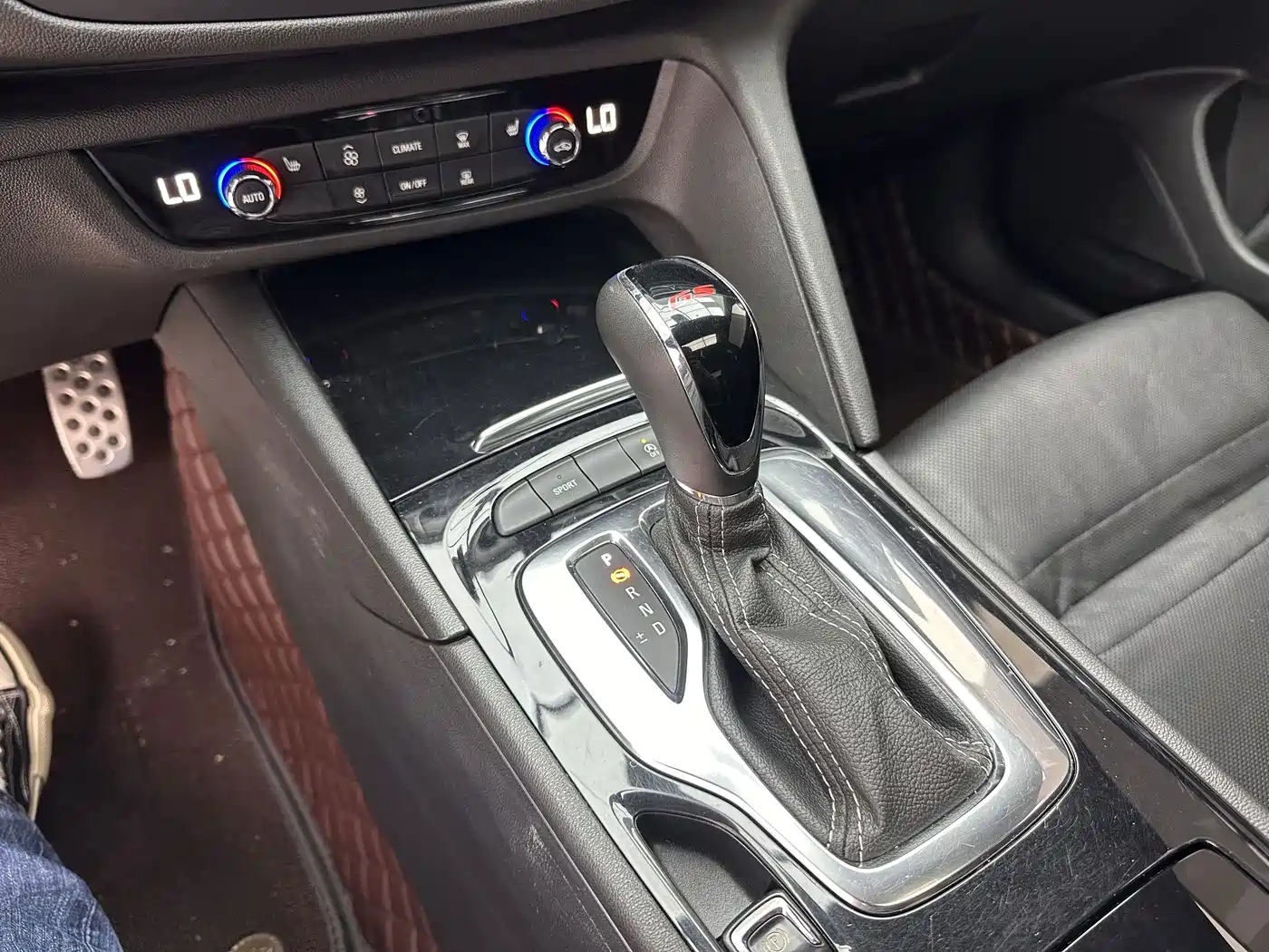 Photo 16 - Buick Regal