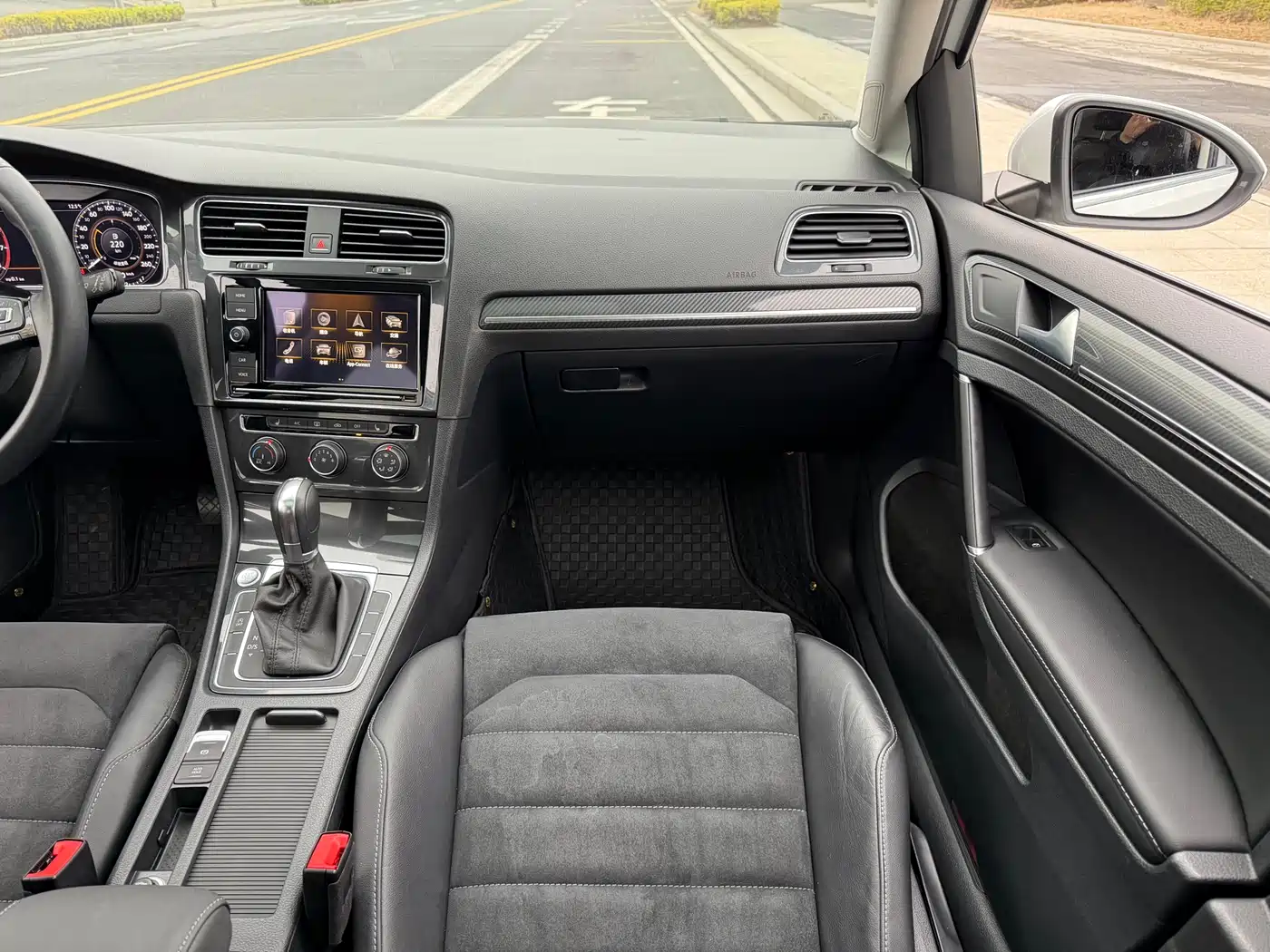 Volkswagen Golf 2020 Beloved Edition 280TSI DSG Luxury фото 16