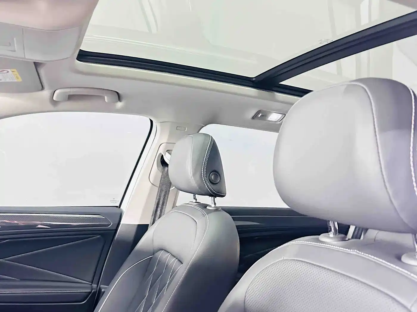 Volkswagen Tiguan L 2024 330TSI Automatic 2WD R-Line Premium Enjoyment Edition фото 12