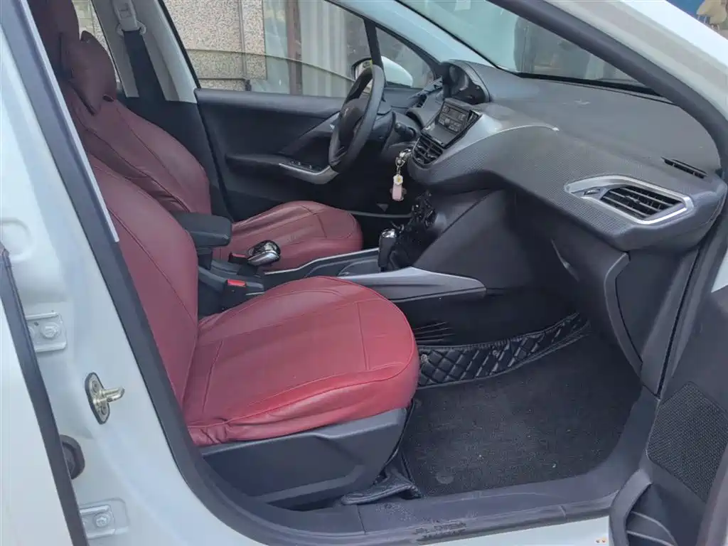 Peugeot 2008 2015 1.6L Automatic Cool Edition фото 25