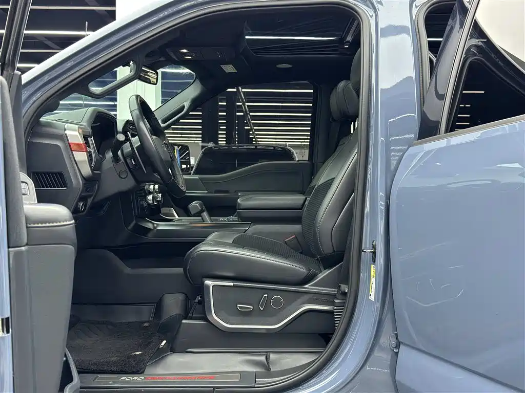 FORD F-150 RAPTOR