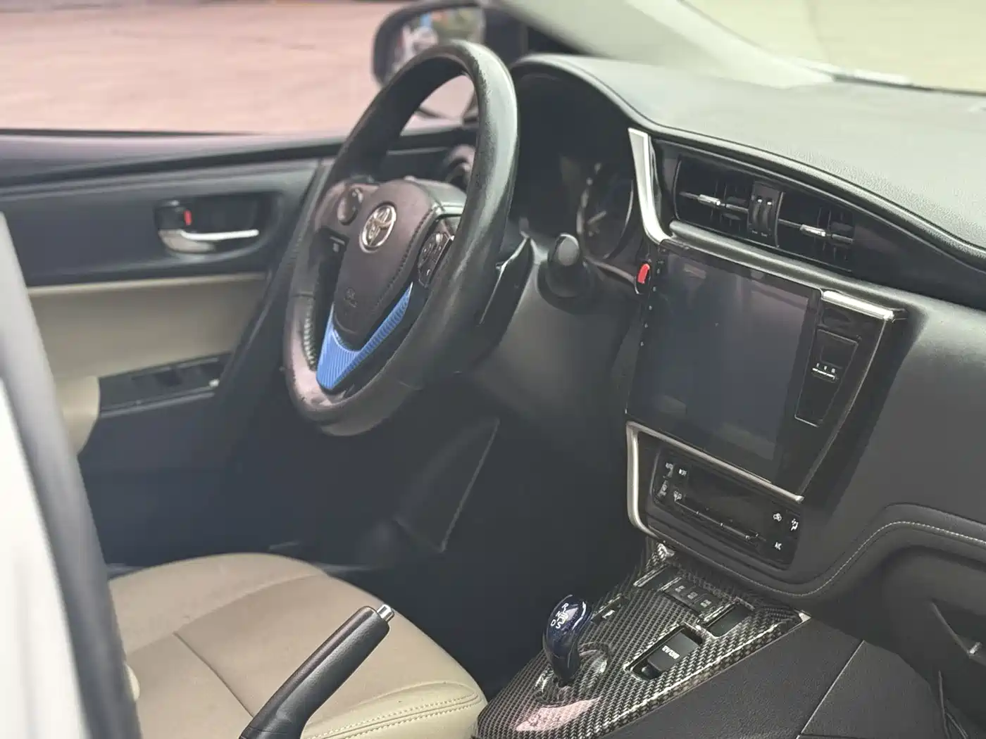 Toyota Corolla 2017 Facelift Hybrid 1.8L E-CVT Leading Edition фото 10