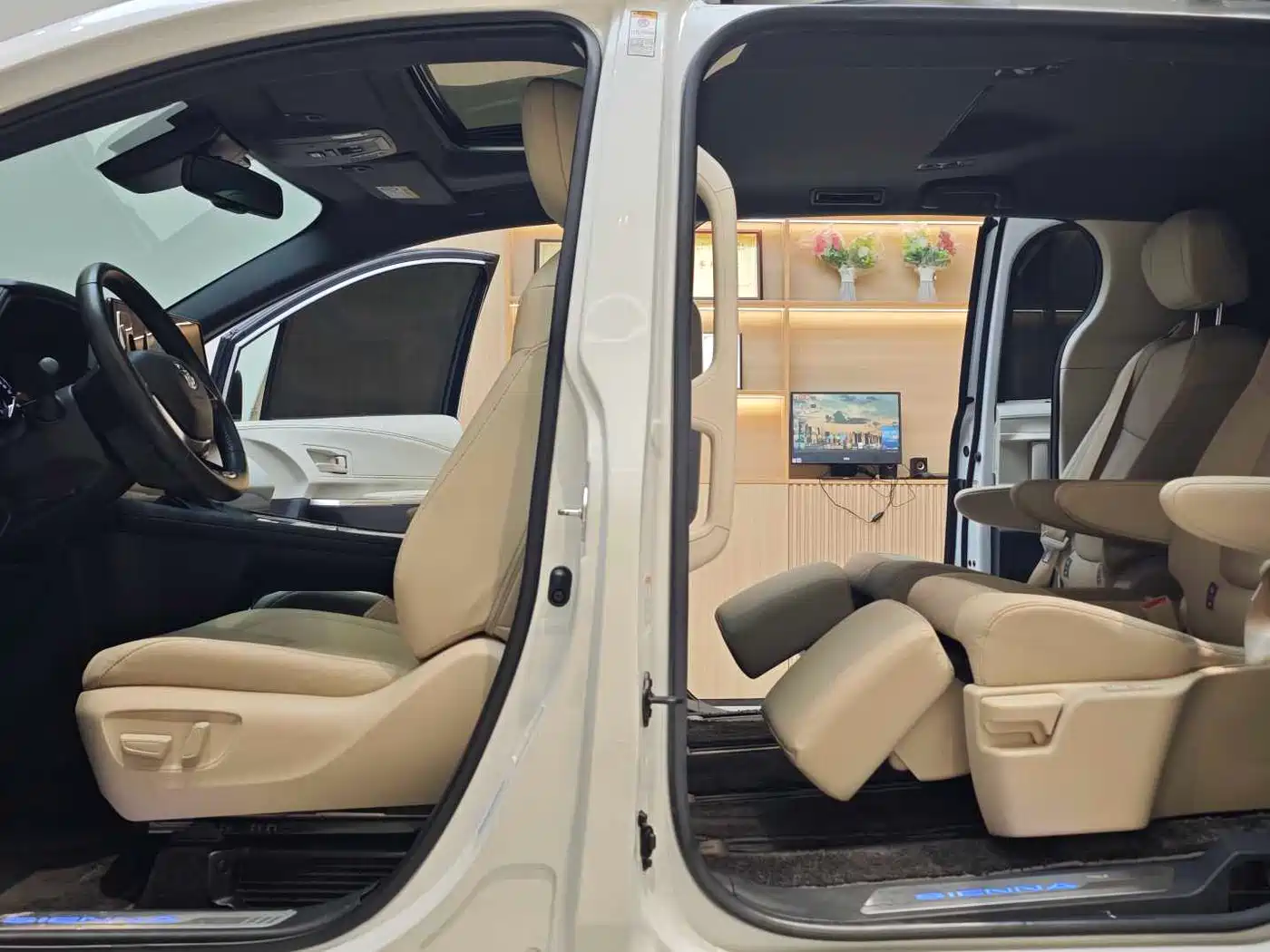 Toyota Sienna 2021 2.5L Hybrid Premium Edition фото 4