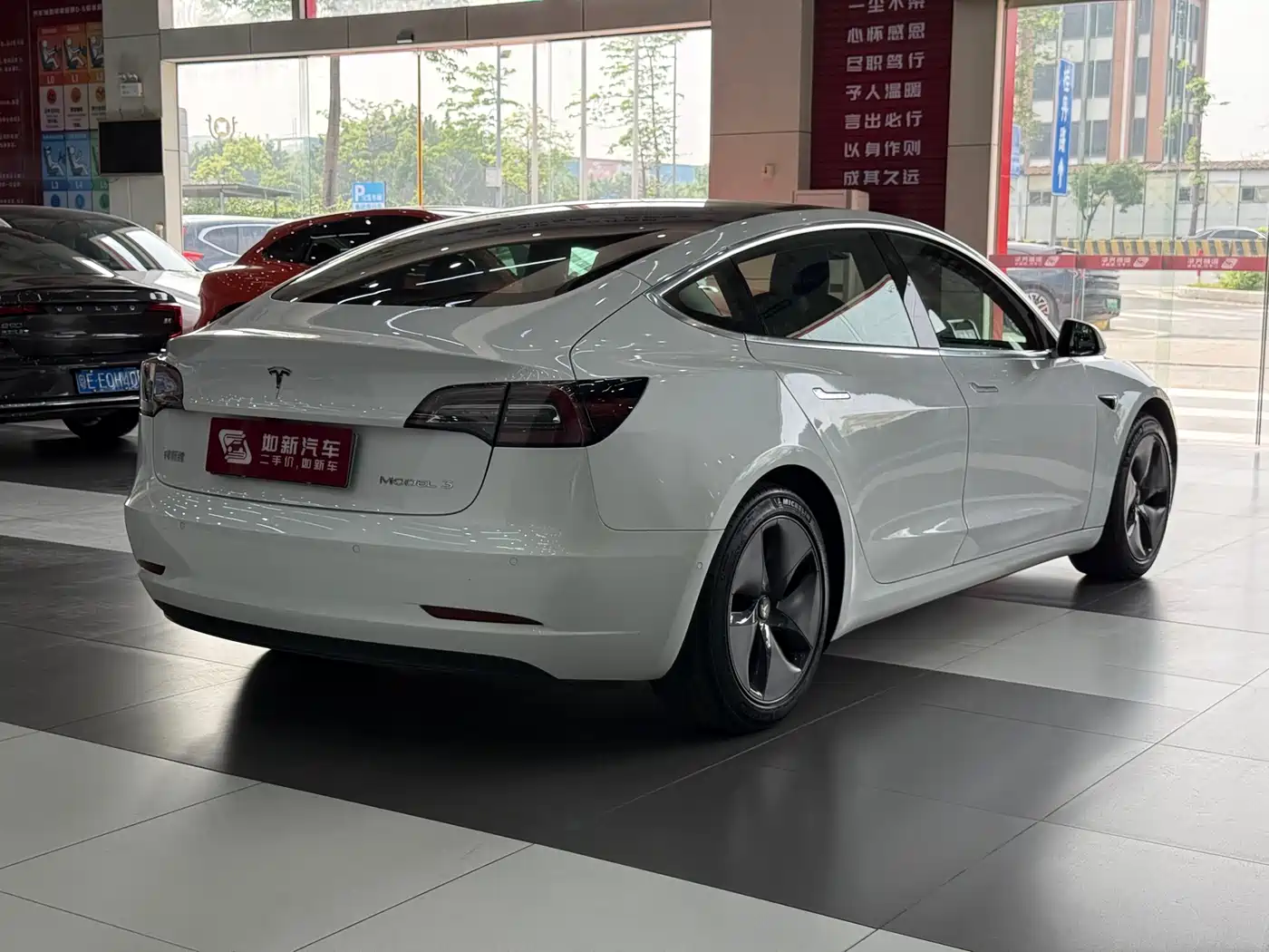 TESLA MODEL 3