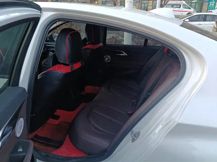 BMW 1 Series 2023 120i M Sport Shadow Edition фото 11