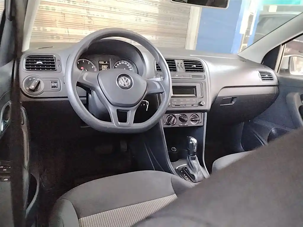 Volkswagen Polo 2016 1.4L Automatic Trend фото 10