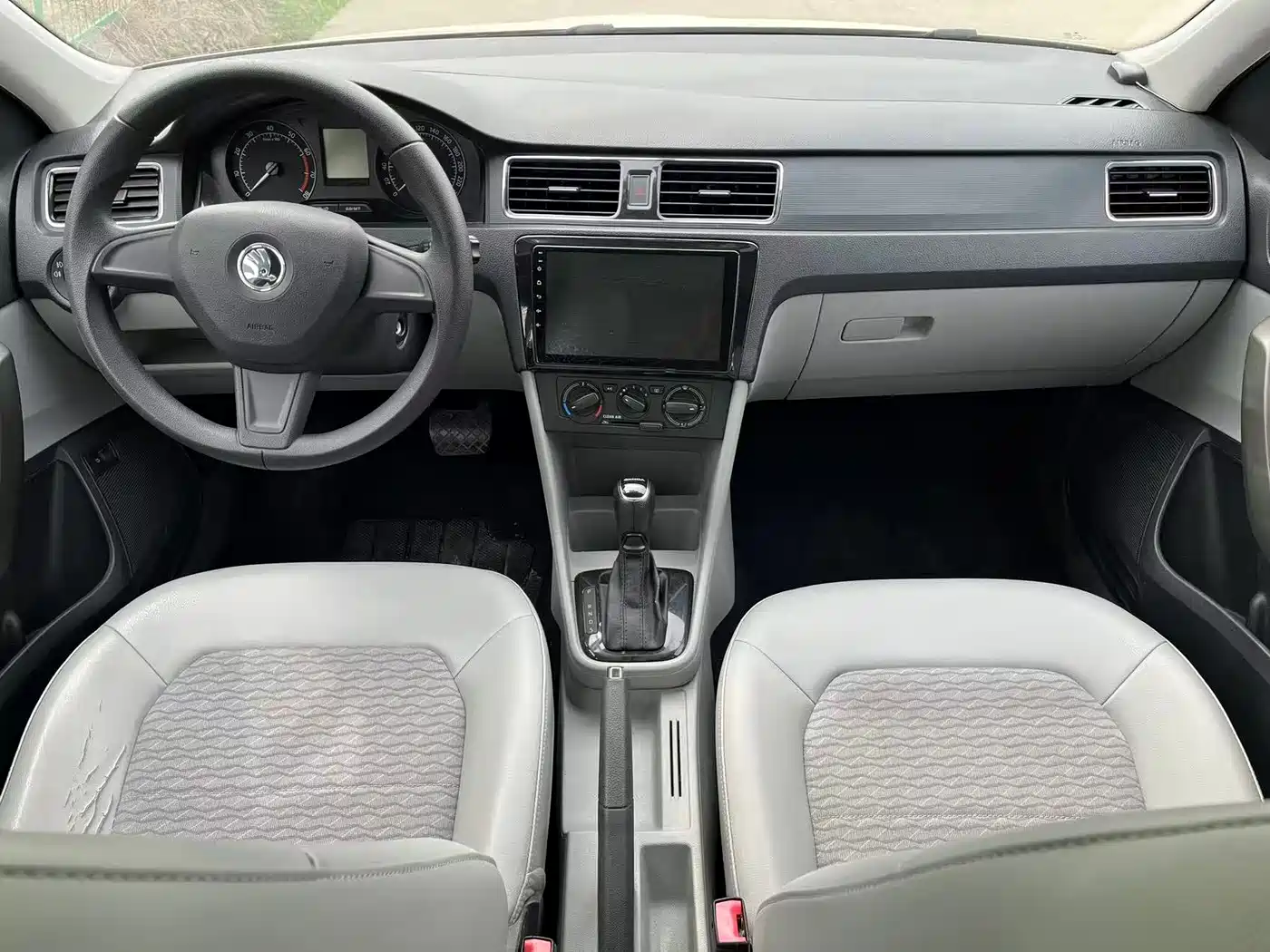 Škoda Rapid 2016 1.6L Automatic Pioneer Edition фото 8