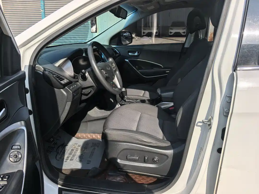 Hyundai Grand Santa Fe 2015 2.0T 7-Seat 2WD Leading Edition фото 7