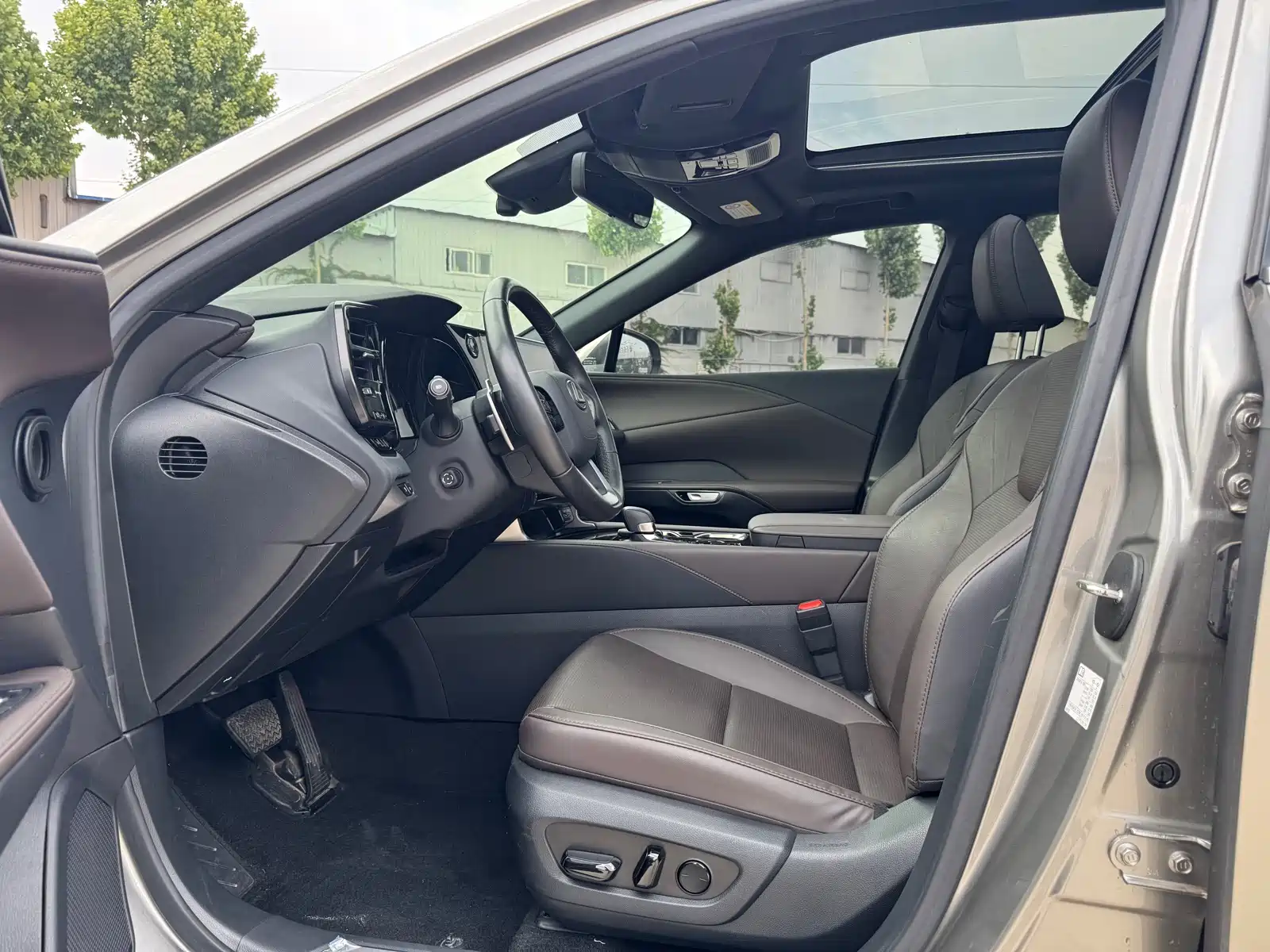 Photo 8 - Lexus RX