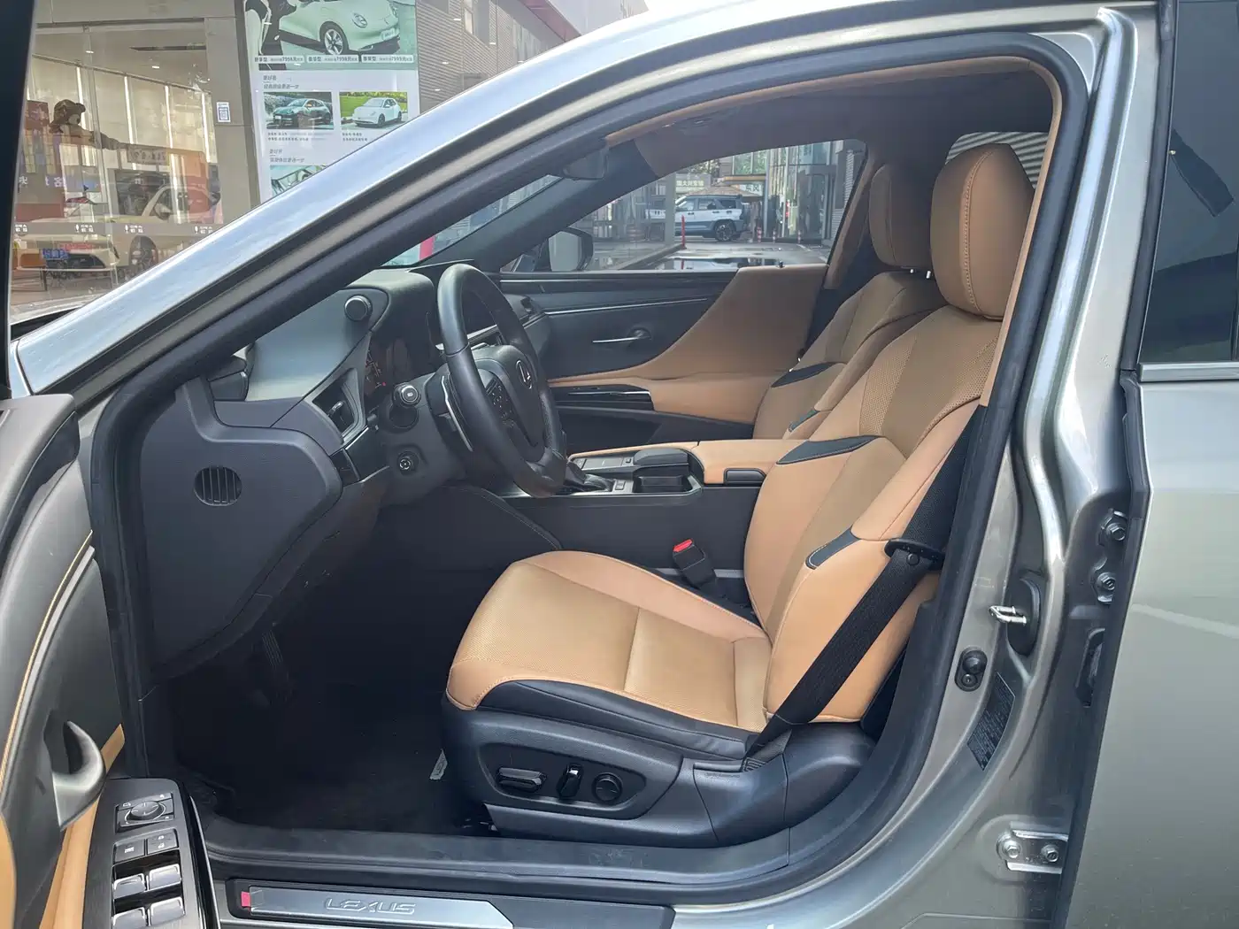 Photo 4 - Lexus ES